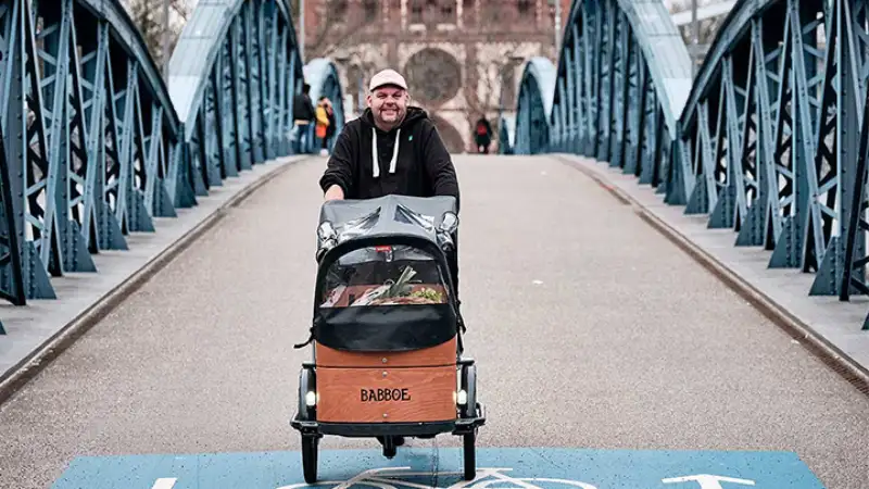 JobRadler Philipp Spitczok von Brisinski auf seinem Cargobike JobRadler Philipp Spitczok von Brisinski auf seinem Cargobike