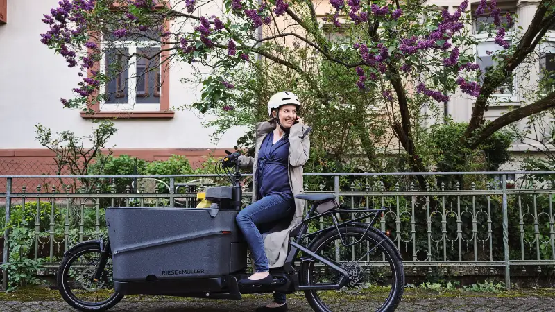 JobRadlerin mit Lastenrad | Fachhandel Werkzeugkasten JobRadlerin mit Lastenrad | Fachhandel Werkzeugkasten