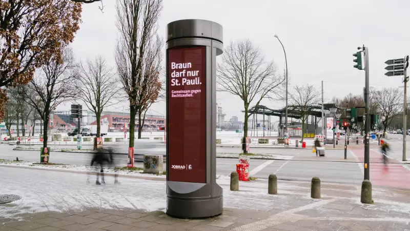 Plakat Säule mit Aktion Braun darf nur St Pauli in Hamburg Plakat Säule mit Aktion Braun darf nur St Pauli in Hamburg