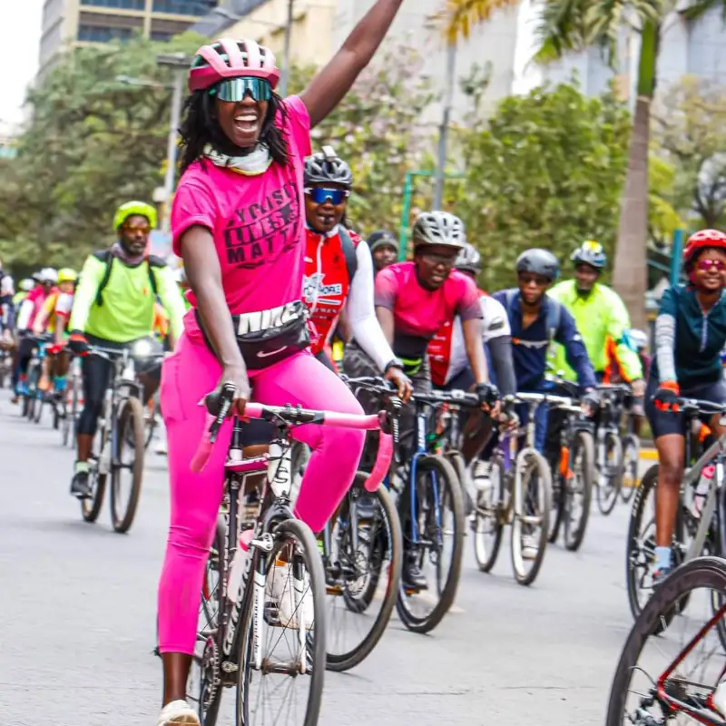 pink angezogene Radlerin mit cyclist lives Matter shirt freudig am Radfahren pink angezogene Radlerin mit cyclist lives Matter shirt freudig am Radfahren