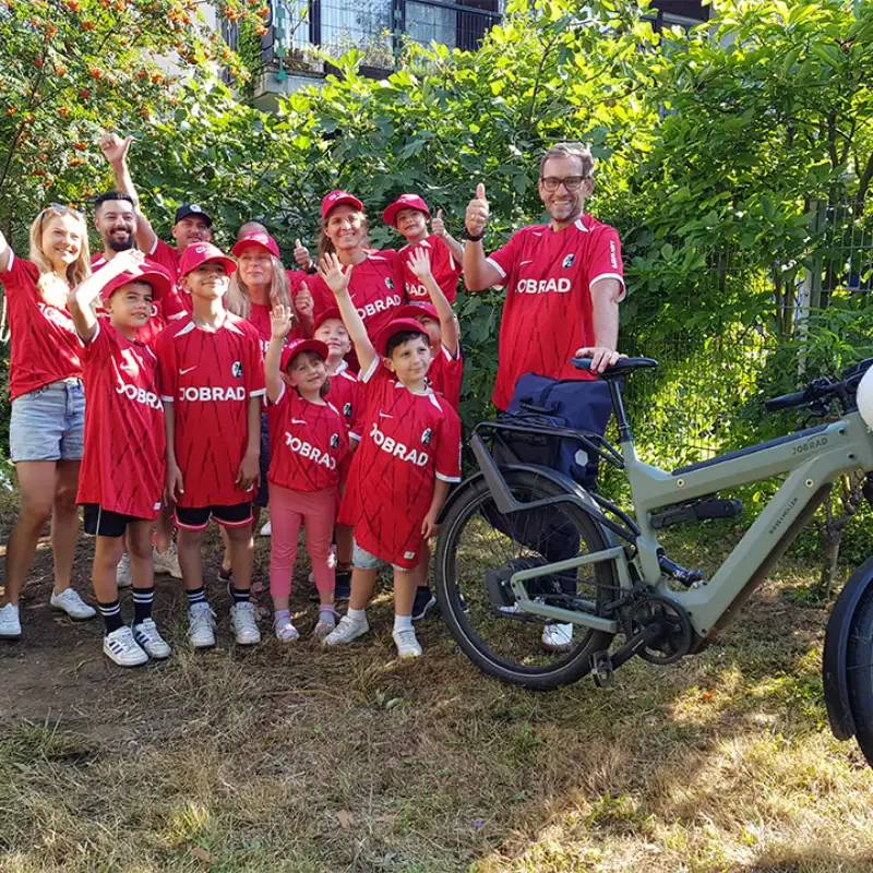 JobRad-Gründer Uli Prediger liefert die neuen SC-Trikots an Freiburg packt an JobRad-Gründer Uli Prediger liefert die neuen SC-Trikots an Freiburg packt an