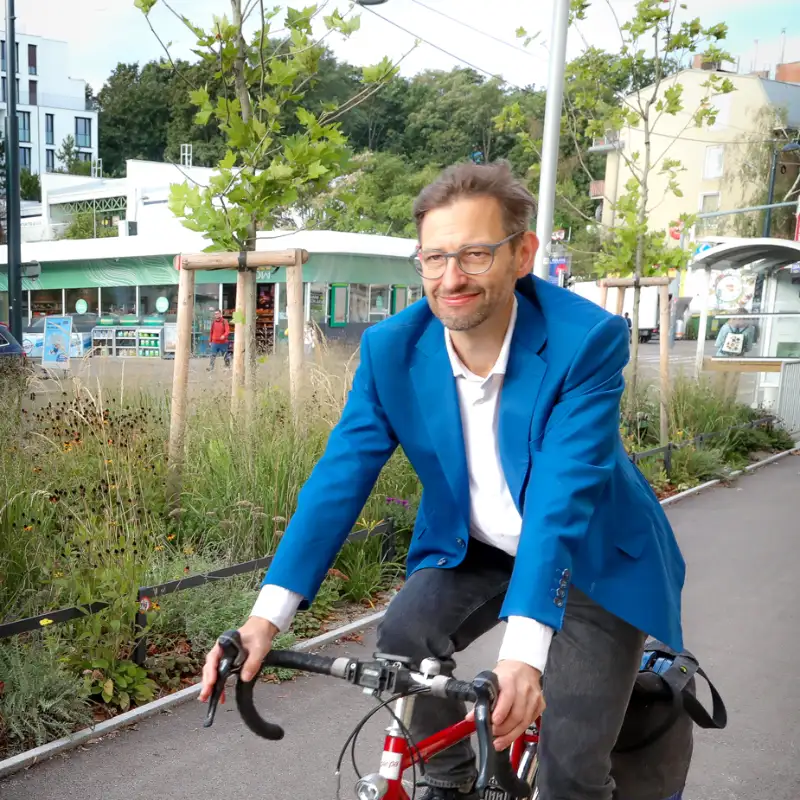 Martin Blum auf dem Rad in der Krottenbachstraße Wien Martin Blum auf dem Rad in der Krottenbachstraße Wien