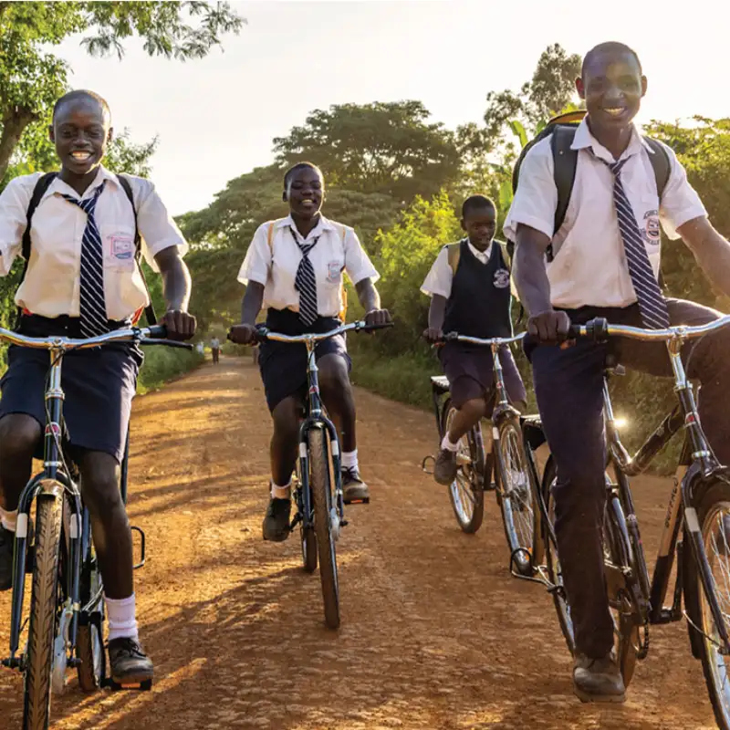 Schüler:innen steigen aufs Rad in Regionen Afrikas Schüler:innen steigen aufs Rad in Regionen Afrikas