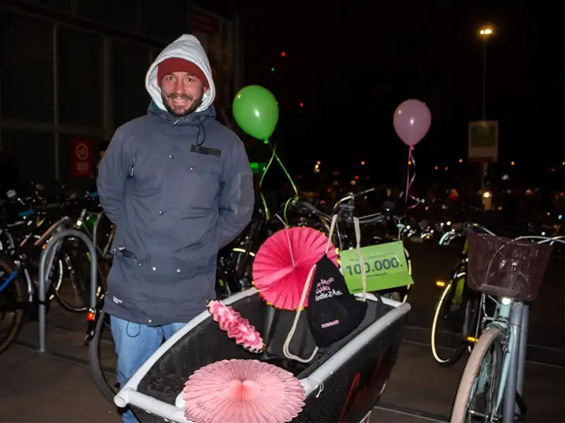 Michael, der 100.000ste Fahrradfan steht stolz neben seinem geschmückten Lastenrad Michael, der 100.000ste Fahrradfan steht stolz neben seinem geschmückten Lastenrad