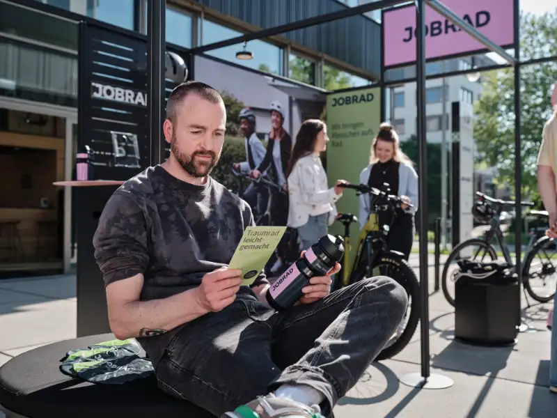 Jobradler schaut sich JobRad-Unterlagen genau an