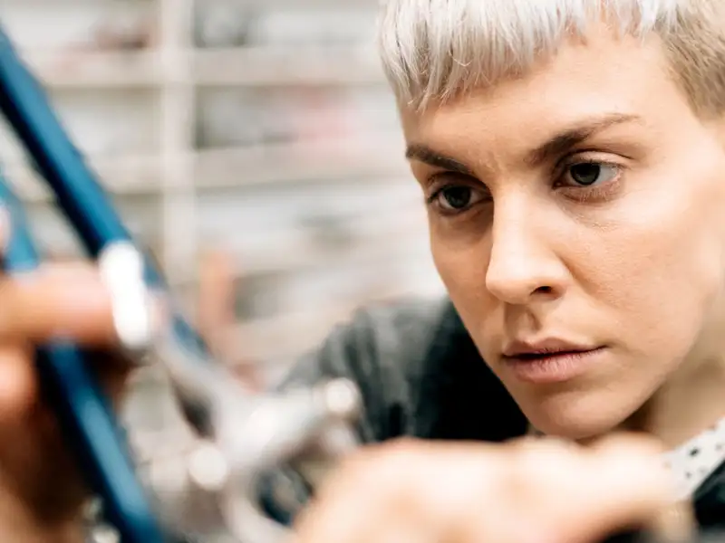 Fahrradmechanikerin an der Arbeit Fahrradmechanikerin an der Arbeit