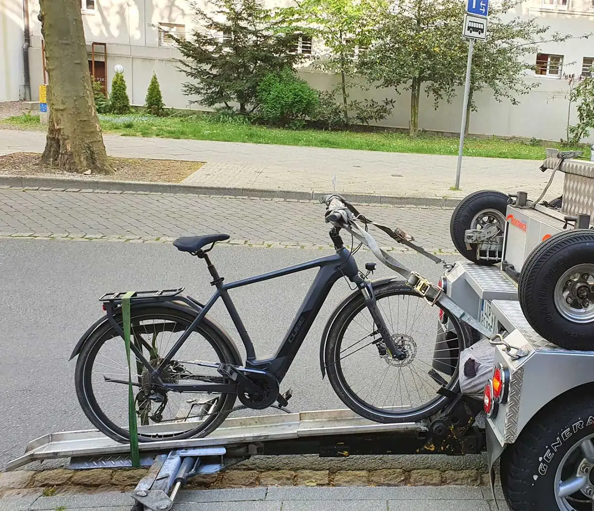 Daniels kaputtes Fahrrad wird vom Abschleppservice abgeschleppt Daniels kaputtes Fahrrad wird vom Abschleppservice abgeschleppt