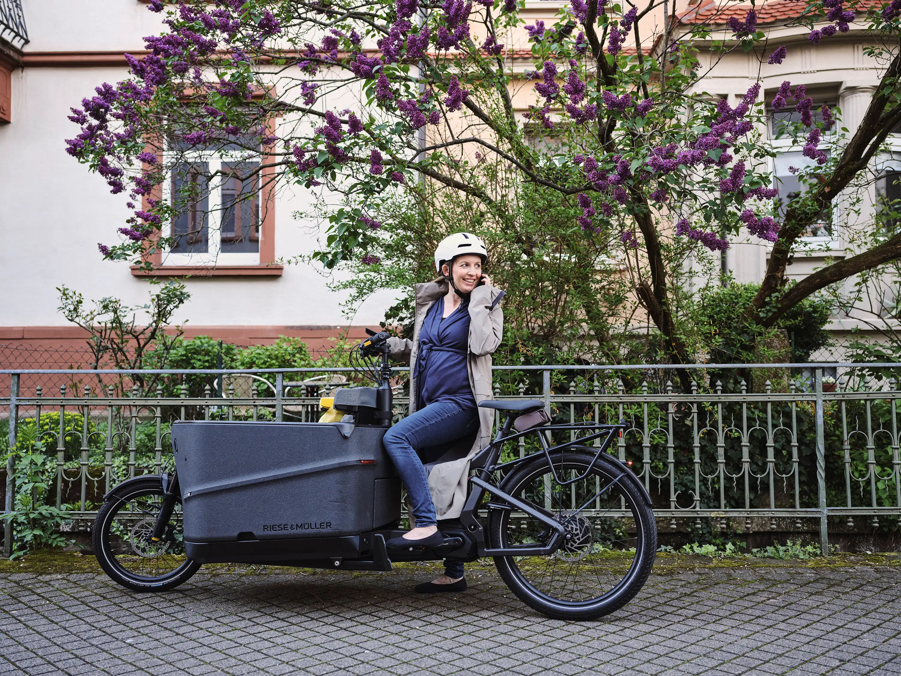 JobRadlerin mit Lastenrad | Fachhandel Werkzeugkasten JobRadlerin mit Lastenrad | Fachhandel Werkzeugkasten